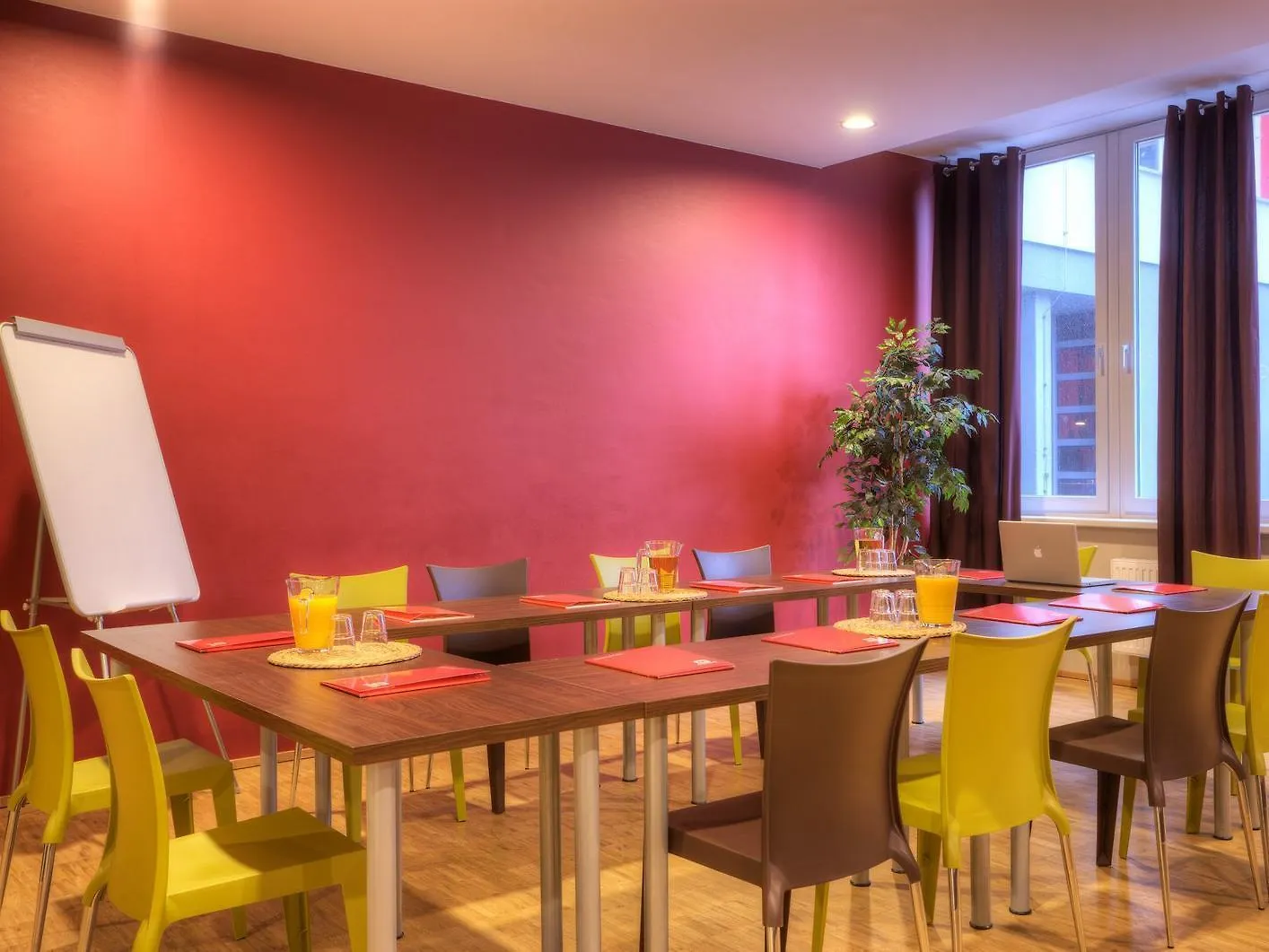Meininger Hotel Hamburg City Center 3*,